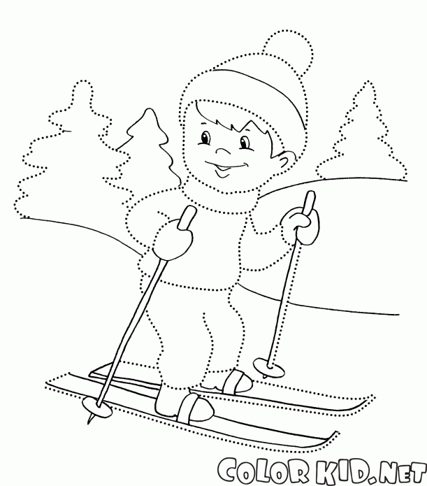 Chłopiec na nartach w lesie