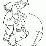 Chłopiec rzeźbi bałwana