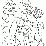 Dzieci robi bałwana